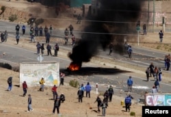 Thợ mỏ chặn một xa lộ chính trong một cuộc biểu tình chống nhữrng chính sách của chính phủ Bolivia Evo Morales, ở Panduro phía nam thủ đô La Paz, ngày 25 tháng 6, 2016.