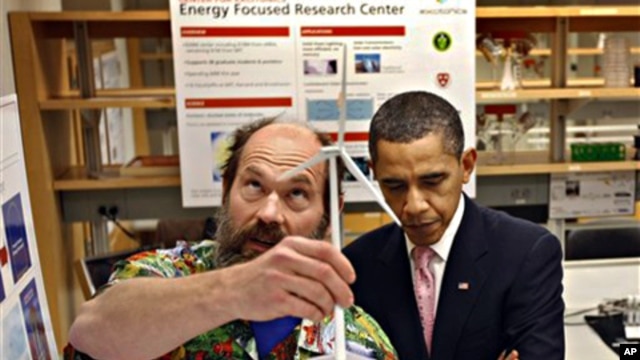 President Barack Obama tours a research laboratory with Professor Alex Slocum at MIT in Cambridge, Massachusetts, just before an annual science fair to improve math and science education was held in November 2009 (file photo - 23 Oct. 2009)