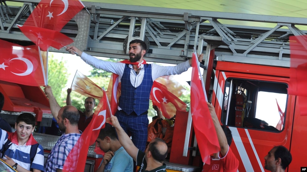 Những người phản đối cuộc đảo chính ăn mừng tại sân bay Ataturk, Istanbul, ngày 16 tháng 7 năm 2016.