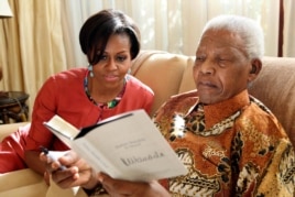 Đệ nhất phu nhân Hoa Kỳ Michelle Obama đến thăm cựu Tổng thống Nam Phi Nelson Mandela tại ngôi nhà của ông trong thành phố Houghton, 2011 (AP Photo/ Nelson Mandela Foundation)