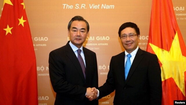Ngoại trưởng Trung Quốc Vương Nghị và Ngoại trưởng Việt Nam Phạm Bình Minh.