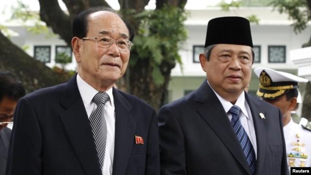 Kim Yong-nam, left, North Korea's president of the Presidium of the Supreme People's Assembly, and Indonesian President Susilo Bambang Yudhoyono walk to a greeting ceremony at the Merdeka Palace, Jakarta, May 15, 2012.