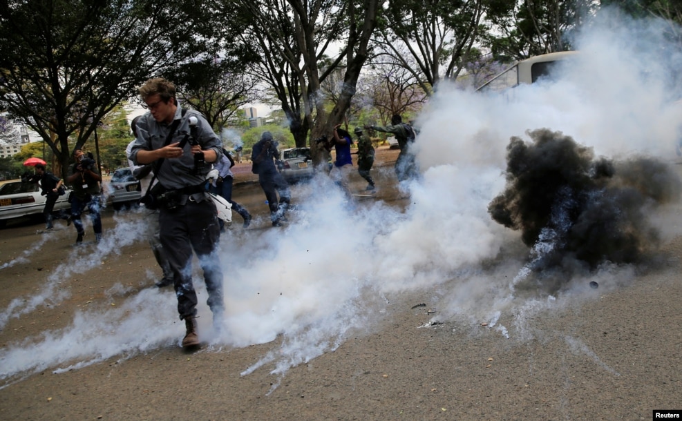 Anti-korrupsiya nümayişlərini işıqlandıran jurnalistlərə gözyaşardıcı qaz kanistrləri atılır. Nairobi, Keniya.
