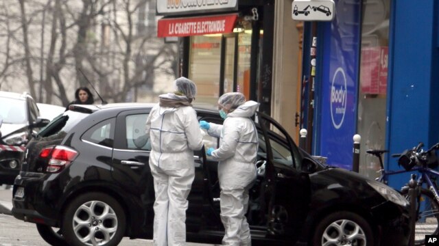 Chuyên gia pháp y kiểm tra chiếc xe được cho là đã được những kẻ vũ trang sử dụng để bỏ trốn tại Paris, ngày 7/1/2015.