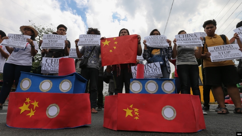 Sinh viên Philippines biểu tình chống Trung Quốc về vấn đề chủ quyền ở Biển Đông tại Manila, Philippines, ngày 3/3/2016. Nhiều dự báo cho rằng Tòa trọng tài thường trực ở La Haye sẽ ra phán quyết có lợi cho Philippines trong vụ nước này khiếu nại về những tuyên bố chủ quyền của Trung Quốc ở Biển Đông.