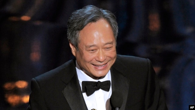 Ang Lee saat menerima penghargaan sebagai sutradara terbaik untuk film "Life of Pi" dalam Academy Awards 2013 di Dolby Theatre, Los Angeles (24/2). (AP/Chris Pizzello/Invision)