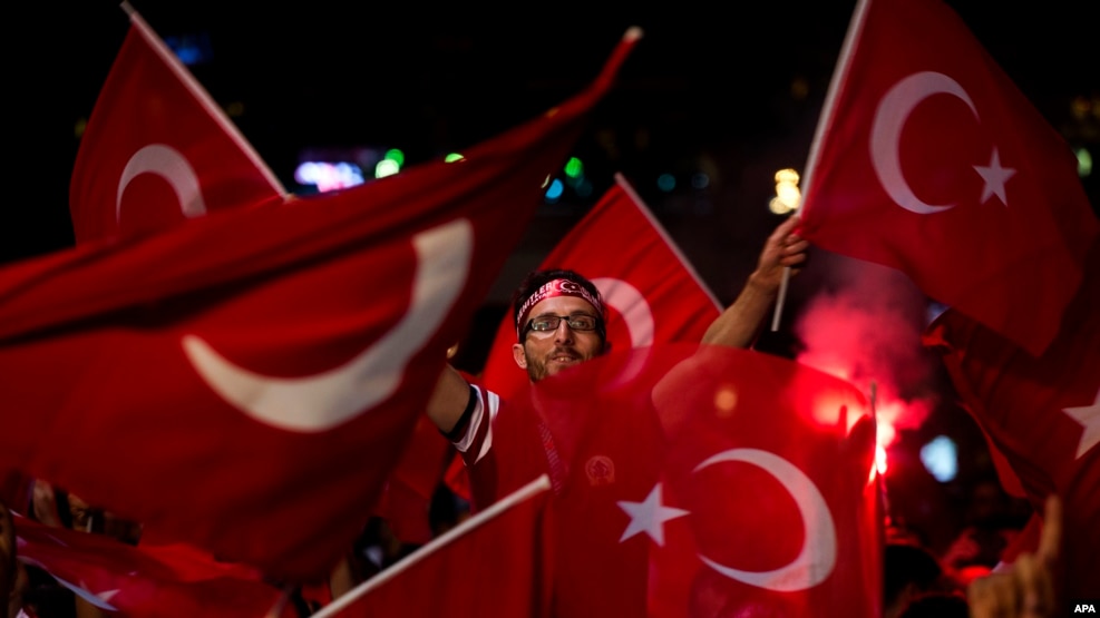 Partidarios del gobierno turco salieron a las calles en apoyo al presidente Recep Tayyip Erdogan en Estambul, el martes 19 de julio de 2016.