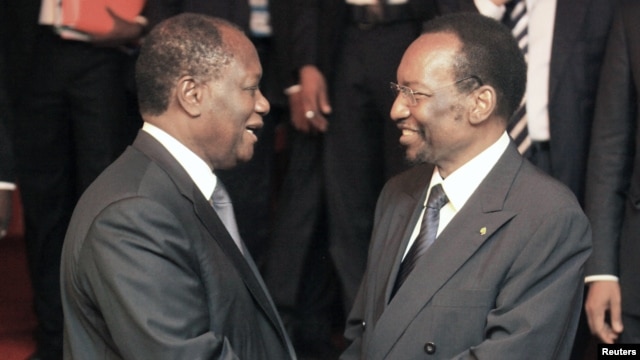 Ivory Coast President Alassane Ouattara (L) greets Dioncounda Traore, Acting President of Mali, after an extraordinary summit of West African regional bloc ECOWAS on the crisis in Mali, Abidjan, January 19, 2013. 
