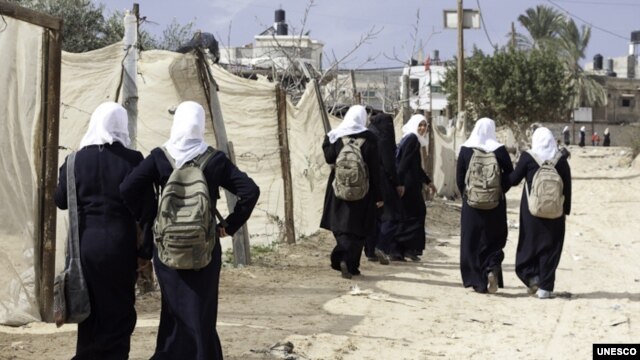 Walking to school in Beitlahia, northern Gaza strip (photo: UNICEF)