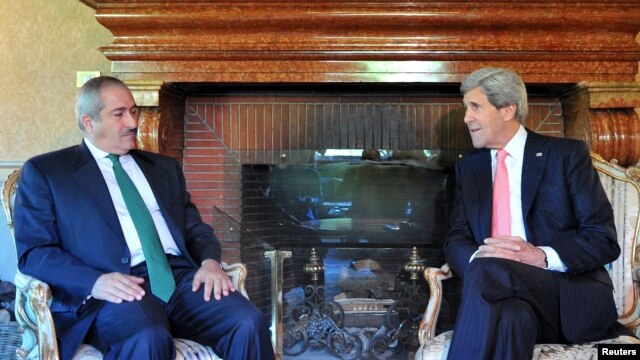 Menlu AS John Kerry (kanan) dan Menlu Yordania Nasser Judeh di rumah kediaman Duta Besar AS di Roma (9/5). 