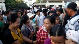 သမၼတဦးသိန္းစိန္ လြတ္ၿငိမ္းခြင့္နဲ႔ ဇန္နဝါရီလ ၃ရက္ေန႔က အင္းစိန္အက်ဥ္းေထာင္က လြတ္ေျမာက္လာၾကသူမ်ား။ (ဇန္နဝါရီလ ၃ရက္၊ ၂၀၁၄) 