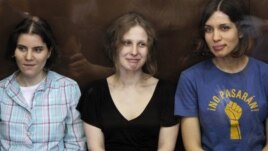 "Pussy Riot" a'zolari Nadejda Tolokonnikova, Mariya Alyoxina and Yekaterina Samutsevich Moskva sudida