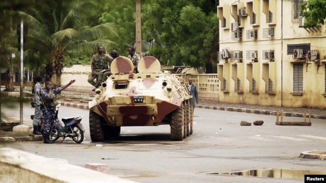 Malian military junta troops who carried out a coup in March guard a street after renewed fighting in the capital Bamako, May 1, 2012. 