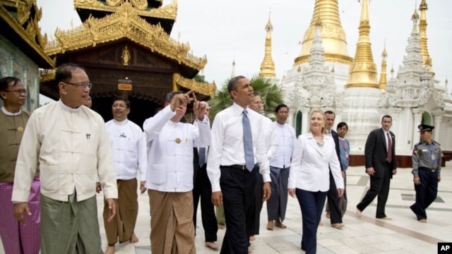 美国总统奥巴马同美国国务卿克林顿2012年11月19日在缅甸仰观共同参观大金塔