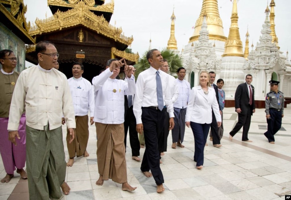 2012年11月19日，美国总统奥巴马同美国国务卿克林顿在缅甸仰光参观大金塔