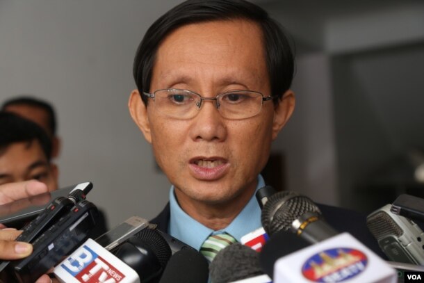 Opposition CNRP lawmaker Yim Sovan addresses the press after having a meeting with officials of the National Election Committee (NEC) on Friday, November 25, 2016 in Phnom Penh. (Leng Len/VOA Khmer)