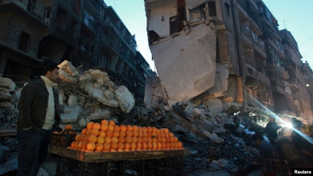 Một người bán cam trên 1 con đường bị tàn phá ở al-Shaar, Aleppo, 27/12/2013