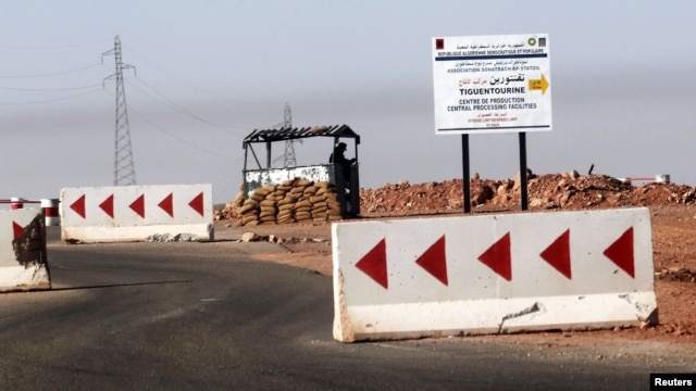 An Algerian soldier keeps watch at a checkpoint near theTiguentourine gas plant, where Islamist militants took foreigners hostage, January 19, 2013. 
