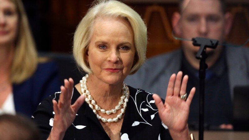 Senado de EE. UU. confirma como embajadores a los republicanos Cindy McCain y Jeff Flake
