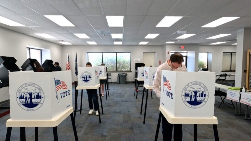 Votantes de EEUU emiten votos en primarias para noviembre
