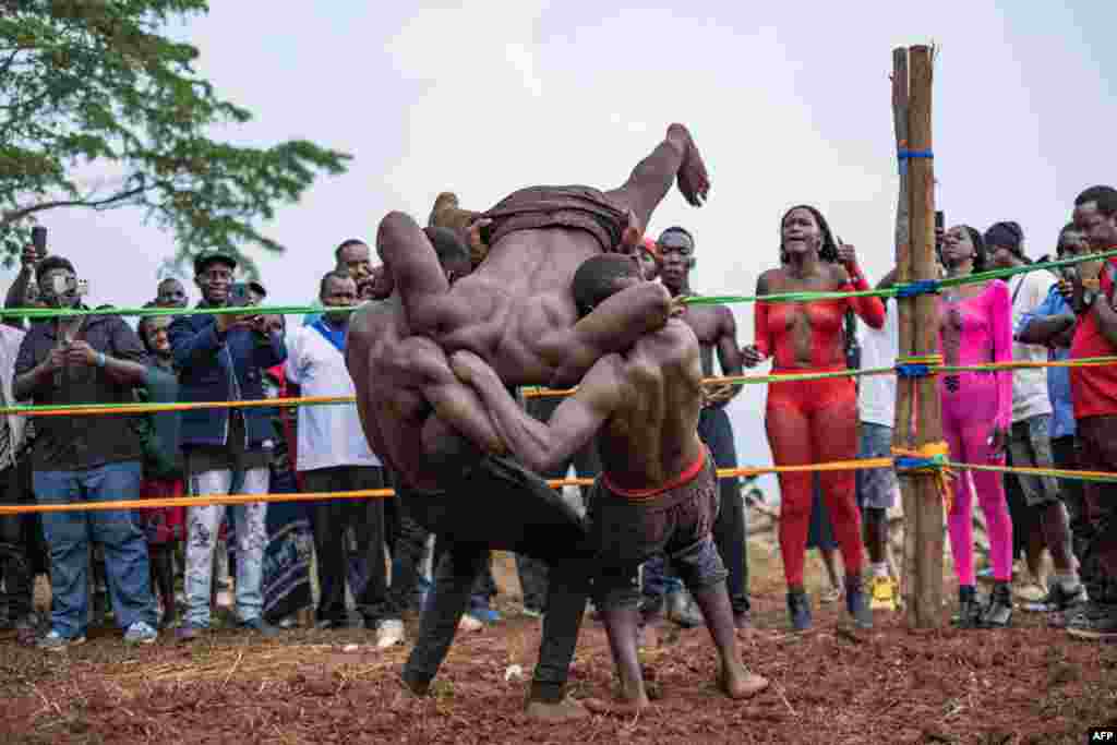 Anggota kelompok gulat tradisional Uganda &quot;Soft Ground Wrestling&quot; tampil pada hari ketiga Festival Nyege Nyege di Jinja, Uganda. (AFP)&nbsp;