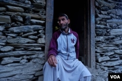 Abdul-Jabbar Qunai behauptet, sein Leben habe an Bedeutung verloren, nachdem sein ältester Sohn infolge eines Tigerangriffs in Trikangan auf der indischen Seite Kaschmirs getötet worden sei.  (Wassim Nabi für Voice of America)