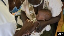 资料照片：2021年10月7日，一名儿童在肯尼亚雅拉雅拉县医院接种疟疾疫苗。世卫组织2023年10月2日宣布推荐由牛津大学研发的第二种疟疾疫苗，初步研究显示，新疫苗的作用会是前一种疫苗的两倍多。