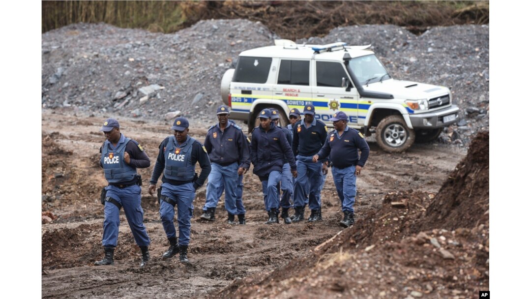 Polisi Afrika Selatan menyelidiki lokasi di mana lebih dari 20 mayat, yang diduga penambang ilegal, ditemukan di dekat sebuah tambang aktif di Krugersdorp, Afrika Selatan, Kamis, 3 November 2022. (AP)