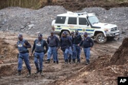 Polisi Afrika Selatan menyelidiki lokasi di mana lebih dari 20 mayat, yang diduga penambang ilegal, ditemukan di dekat sebuah tambang aktif di Krugersdorp, Afrika Selatan, Kamis, 3 November 2022. (AP)