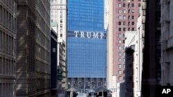 ARCHIVO - El hotel Trump International en la avenida Wabash de Chicago, en septiembre de 2014.