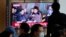 Yon ekran televiazyon montre lide Kore di No a, Kim Jong Un pandan yon emisyon nouvel nan yon stasyon tren nan vil Seoul, Kore di Sid, 2 Nov. 2022. 