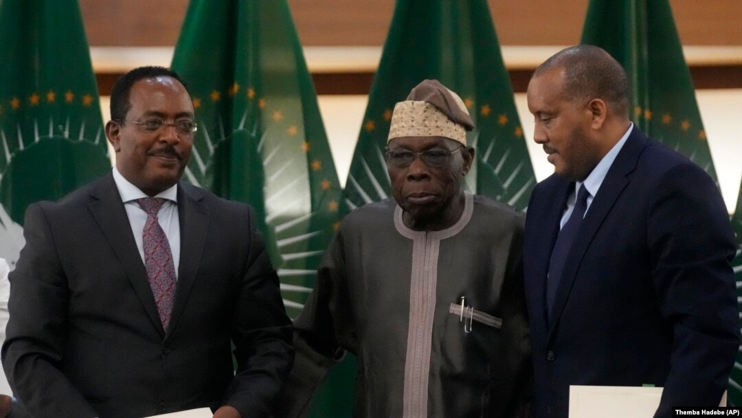 Acordo de cessar-fogo na Etiópia (da esq. para a dir) Redwan Hussein, pelo governo etíope, Olusegun Obasanjo enviado da UA e Getachew Reda da TPLF (Africa do Sul, 2 Novembro 2022)