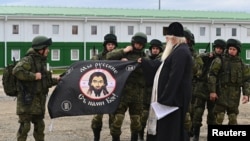 Священник благославляет российских резервистов перед отправкой на войну в Украину. Россия, 31 октября 2022 года.