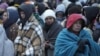 ARCHIVO: Refugiados ucranianos, en su mayoría mujeres y niños, esperan para ser transferidos a Polonia el 7 de marzo de 2022.