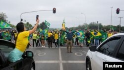 Pendukung Presiden Brasil Jair Bolsonaro memprotes Presiden terpilih Luiz Inacio Lula da Silva yang memenangkan masa jabatan ketiga setelah putaran kedua pemilihan presiden, di Brasilia, Brasil, 2 November 2022. (Foto: Reuters)