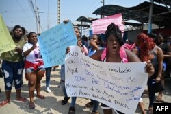 Familias de reclusos protestan contra los traslados de sus familiares a otras cárceles fuera de la Penitenciaría del Litoral en Guayaquil, Ecuador, el 1 de noviembre de 2022.