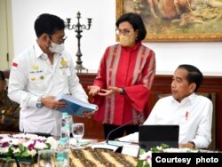 Menteri Keuangan Sri Mulyani berbincang dengan Menteri Pertanian Syahrul Yasin Limpo usai mengikuti rapat bersama Presiden Joko Widodo di Istana Kepresidenan Bogor, Jawa Barat, Kamis (3/11). (Foto: Setpres RI)