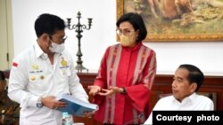 Menteri Keuangan Sri Mulyani berbincang dengan Menteri Pertanian Syahrul Yasin Limpo (kiri) usai mengikuti rapat bersama Presiden Joko Widodo di Istana Kepresidenan Bogor, Jawa Barat, Kamis (3/11). (Foto: Setpres RI) 