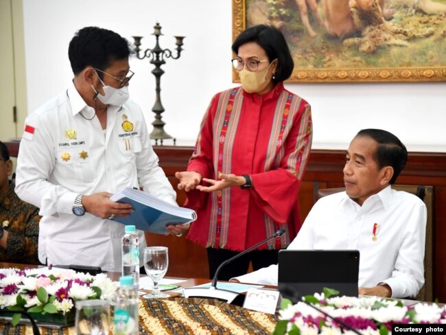 Menteri Keuangan Sri Mulyani berbincang dengan Menteri Pertanian Syahrul Yasin Limpo usai mengikuti rapat bersama Presiden Joko Widodo di Istana Kepresidenan Bogor, Jawa Barat, Kamis (3/11). (Foto: Setpres RI)