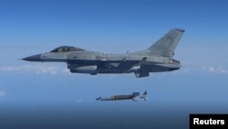 2일 한국 F-15K 전투기에서 NLL 이북 공해상을 향해 공대지 미사일을 발사하는 모습을 촬영한 사진을 한국 국방부가 공개했다.