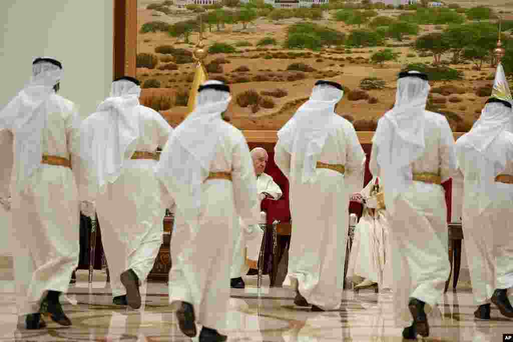 Paus Fransiskus berbicara dengan Raja Bahrain Hamad bin Isa Al Khalifa saat ia tiba di Pangkalan Udara Sakhir, Bahrain. Paus Fransiskus melakukan kunjungan untuk berpartisipasi dalam konferensi yang disponsori pemerintah tentang dialog Timur-Barat dan bagian dari upayanya untuk melakukan dialog dengan dunia Muslim. (Foto: AP)&nbsp;