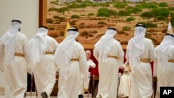 El papa Francisco habla con el rey Hamad bin Isa Al Khalifa de Bahrein cuando llega a la base aérea de Sakhir, Bahrein, el jueves 3 de noviembre de 2022.