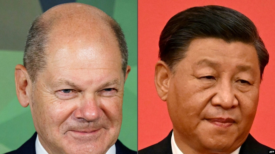 (COMBO) Kanselir Jerman Olaf Scholz di Berlin, 16 September 2022 (kiri) dan Presiden China Xi Jinping di Beijing, 23 Oktober 2022. Kanselir Jerman Olaf Scholz melakukan perjalanan berisiko tinggi ke China pada Jumat, 4 November 2022. (JENS SCHLUETER dan Noel CELIS / AFP)