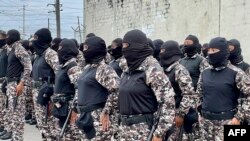 Mujeres miembros de las fuerzas de seguridad se preparan para una operación en el complejo penitenciario Guayas, Guayaquil, Ecuador, el 1 de noviembre de 2022.