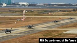 일본 이와쿠니 미군기지에서 전개한 미 해병대 소속 F-35B 전투기들이 31일 한국 군산기지에 도착했다.