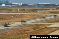 '비질런트 스톰' 미한 연합공중훈련 참가를 위해 일본 이와쿠니 미군기지에서 전개한 미 해병대 소속 F-35B 전투기들이 지난달 31일 한국 군산기지에 도착했다.