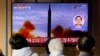 Orang-orang menonton TV yang menyiarkan laporan berita tentang Korea Utara yang menembakkan rudal balistik di lepas pantai timurnya, di Seoul, Korea Selatan, 3 November 2022. (Foto: REUTERS/ Heo Ran)