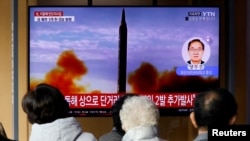 Un televisor en Seúl, Corea del Sur, transmite la noticia de lanzamientos de más misiles por Corea del Norte el 3 de noviembre de 2022.