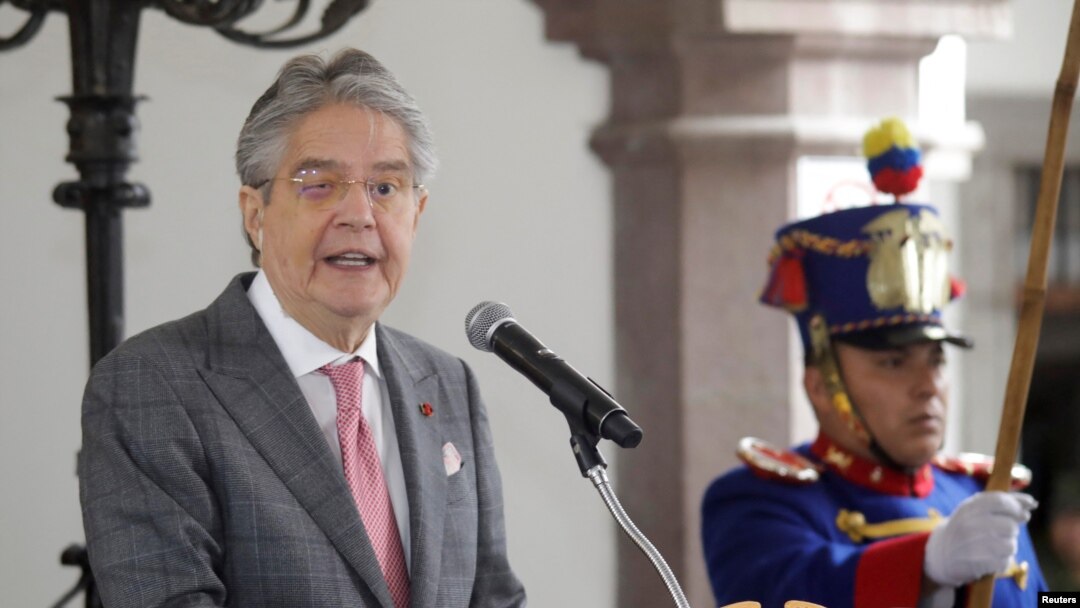 El presidente de Ecuador, Guillermo Lasso, se dirige a la audiencia durante una conferencia de prensa conjunta con el presidente de España, Pedro Sánchez, en Quito, Ecuador, el 25 de agosto de 2022.