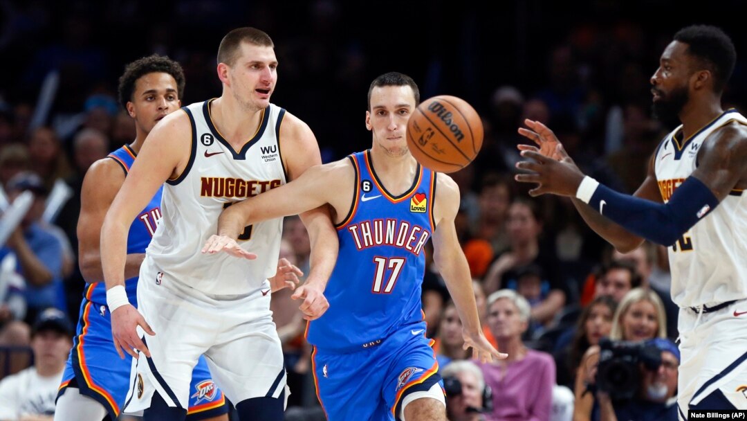 Centar Denver Nagetsa Nikola Jokić u duelu sa košarkašem Oklahoma Sitija Aleksejom Pokuševskim 